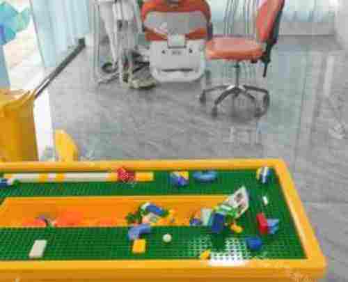 开封启典口腔门诊儿童区