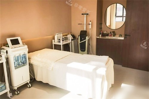 大连亿美繁星医疗美容诊所诊疗室