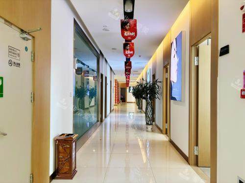 昆明源生植发内部大厅走廊