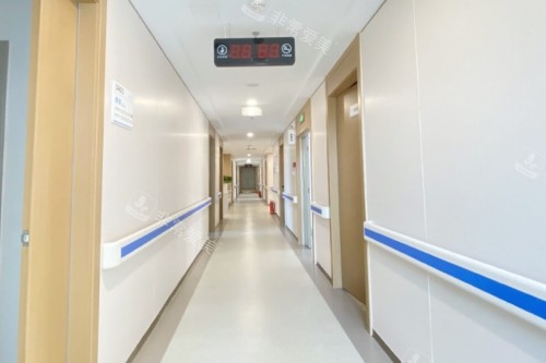 大连华厦眼科医院走廊照