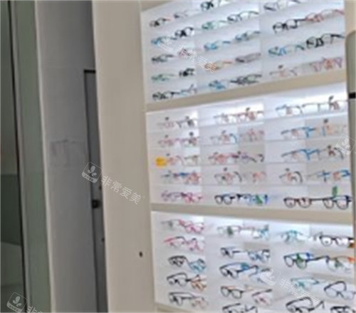 佛山爱尔眼科配镜区环境图