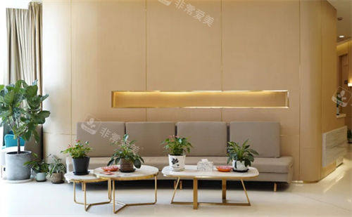 上海九慕医疗美容医院座位区一角