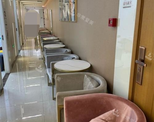 北京惠合嘉美医疗美容医院走廊休息区环境