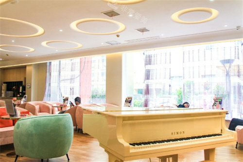 郑州东方整形美容医院一楼休闲区