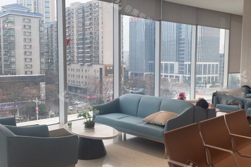 长沙爱尔眼科候诊区