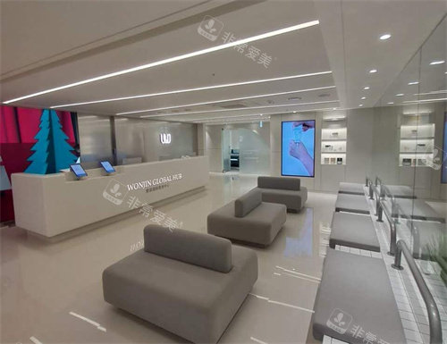 网友揭晓韩国假体隆胸...