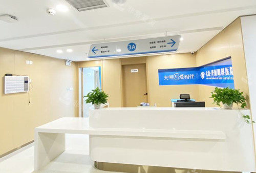 大连华厦眼科外部服务台环境示意图