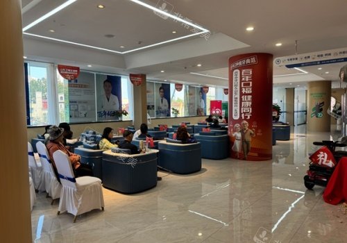 济南百年中牙口腔医院大厅内