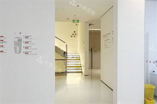 郑州白皮书口腔医院楼梯间
