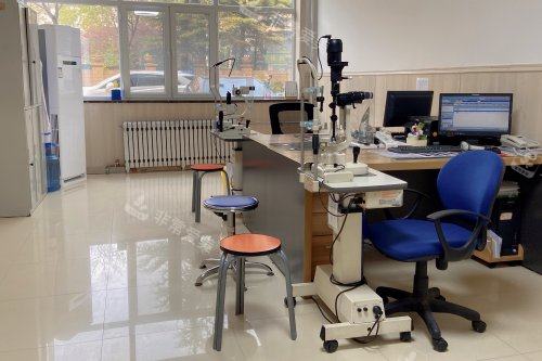 烟台康爱眼科医院医生诊室