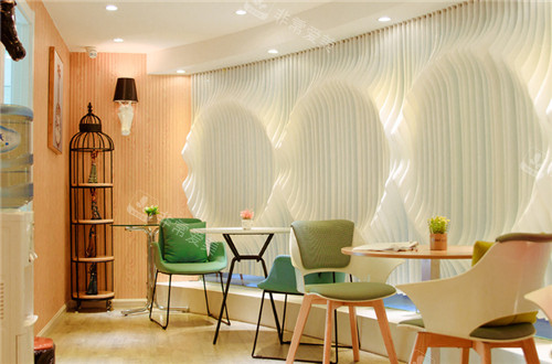 昆明华美美莱医疗美容等待区一角