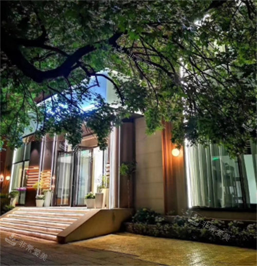 青岛博士医疗美容门头夜景照片