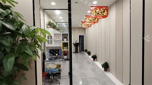 晋州源合口腔华尔国 际分院走廊环境