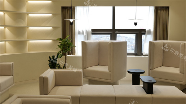 韩国釜山JRYN皮肤科南浦店等待区环境