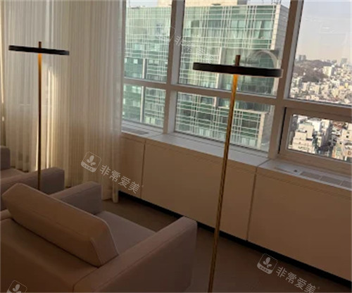 韩国赛琳皮肤科弘大店输液区