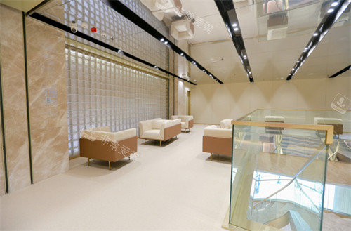 深圳富华医疗美容医院二楼休息区