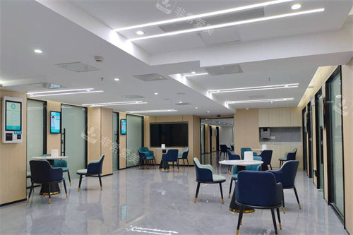 长沙中科皮肤病医院大厅休息区