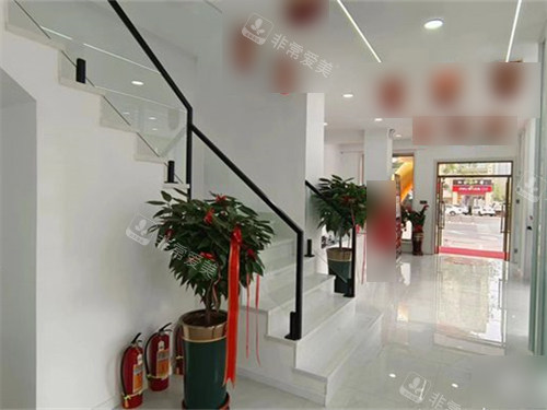 大连世康口腔开发区店楼梯口