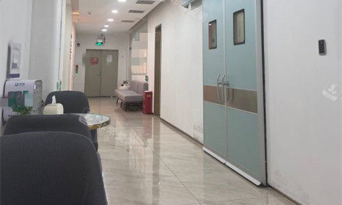 深圳贝漾美天医疗美容诊室门口