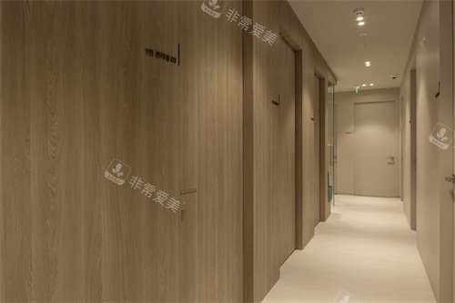韩国greeny皮肤科商谈区走廊环境图