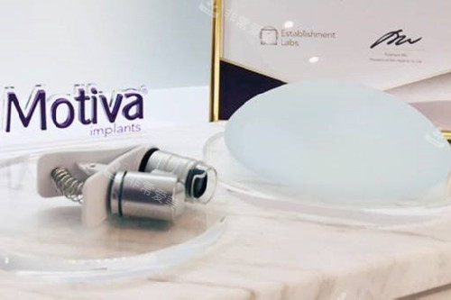 天生胸部扁平穿搭受限，我选400cc魔滴假体在韩国做完隆胸，忌口不多疼痛感轻，慢慢消肿之后发现整体修复确实又稳又快