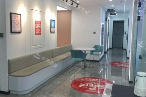 沈阳益齿口腔候诊区域