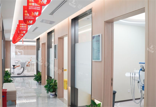 深圳港龙口腔走廊图