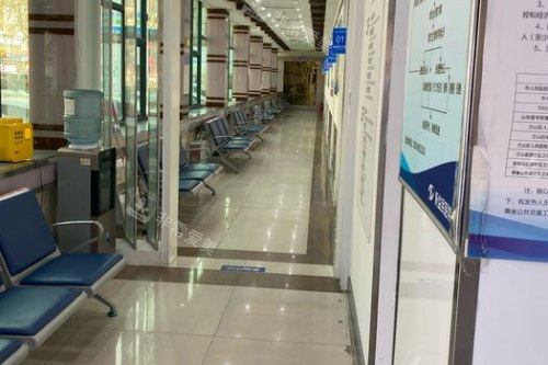 临沂新益民眼科医院候诊区