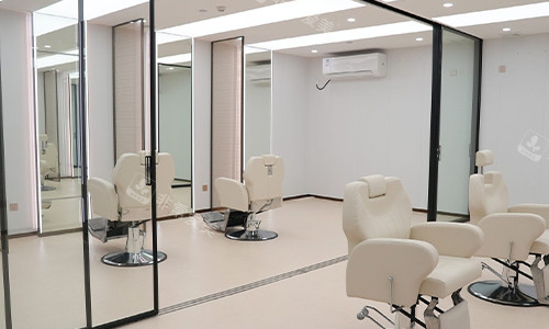 广州曙光华榜养发中心展示区