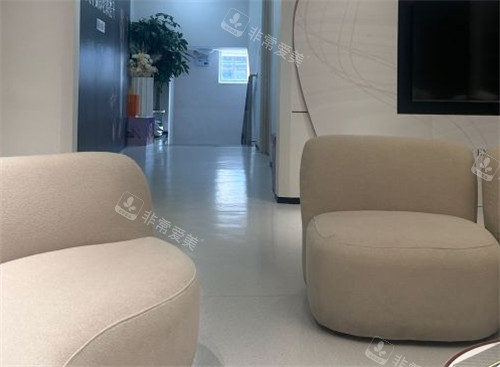 青岛皙博士医疗美容等候区环境图