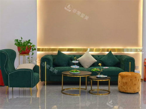 广州青颜医疗美容大厅休息区照片