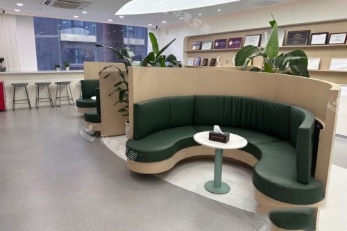 广州军美医疗美容医院候诊区