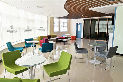 长沙博视眼科医院三楼屈光手术候诊区 