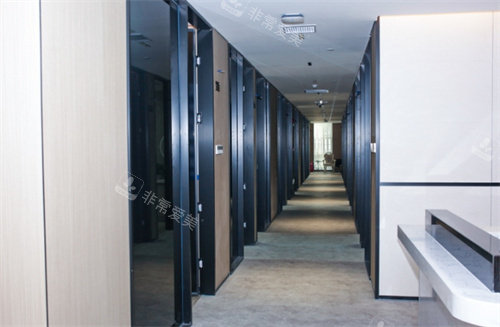 深圳非凡医疗美容治疗间走廊
