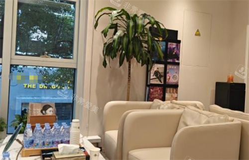上海医颜医疗美容窗边休息区