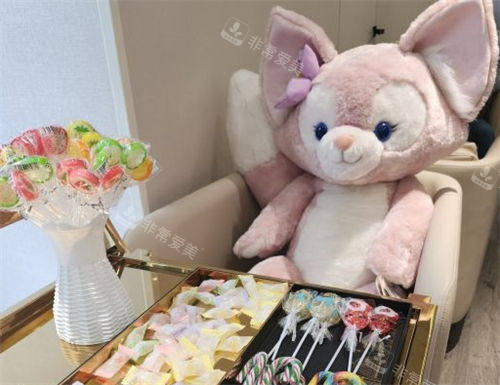 上海医颜医疗美容门诊休息区零食一角