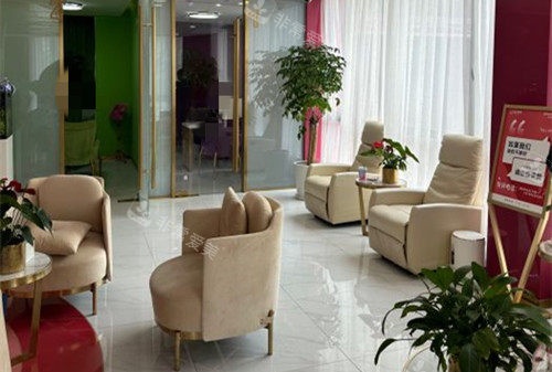 上海联合丽格医疗美容大厅休息等待区一角环境