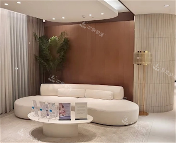 韓國brandnewclinic皮膚科大廳休息區(qū)