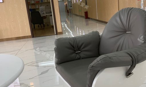 钦州华美医疗美容的等待区坐椅