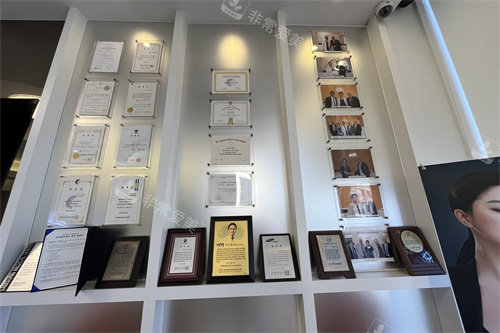 韩国MD整形医院七楼医院荣誉展示墙