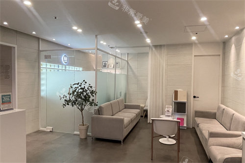 韩国Jfeel桔艺菲皮肤科弘大店休息候诊区 韩国Jfeel桔艺菲皮肤科弘大店休息候诊区