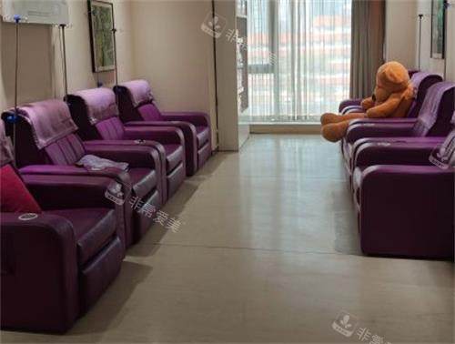 武汉美莱整形沙发区