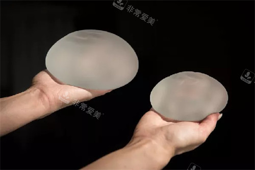 不同大小尺寸的隆胸假體