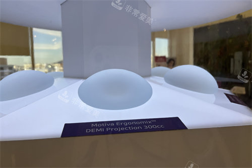 韓國MD整形醫(yī)院七樓隆胸假體展示臺