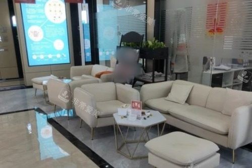 常州金铂利天宁店前台休息区.jpg