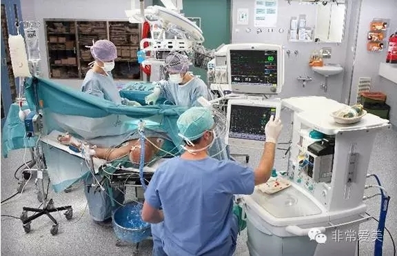 手术室里，麻醉师对患者进行麻醉