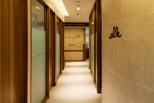 韩国Elle整形外科走廊照片