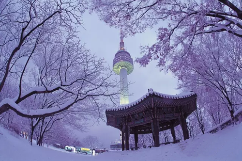 韩国首尔南山塔雪景