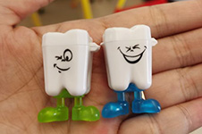 汕头口腔医院价格表公开,洗牙补牙种植矫正价格统统都有!