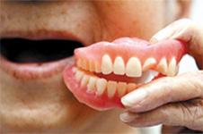 这8条种植牙的利与弊 帮你抉择更适合镶牙还是种牙！